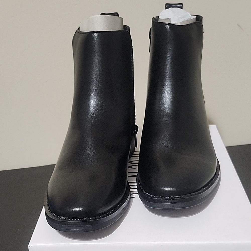 Sleek Black Leather Woman's Boots